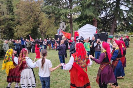 НА СОБИРОТ ВО МЕЛНИК: Македонците во Бугарија го чествуваа Јане Сандански, порачаа дека ќе се борат за своите права