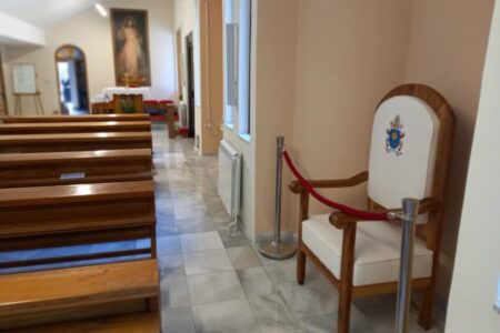 Столот специјално направен за папата Франциск oстана вредна реликвија во скопската катедрала
