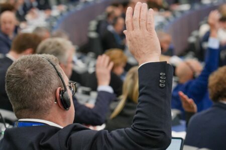 Европскиот парламент во извештајот ќе ги признае македонскиот јазик и идентитет