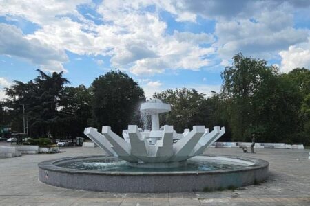 Носталгичниот и современ „Лотос“ капија на Градскиот парк