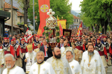 Архиепископот Стефан и епископот Партениј заедно на литија во Струга, ќе зборуваат ли за епархискиот трон во Охрид?