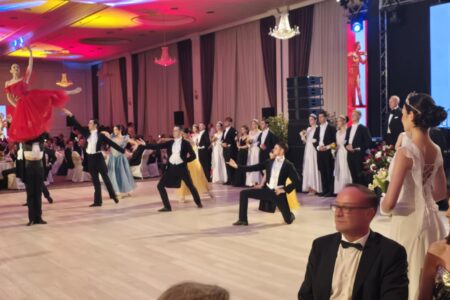 На Виенскиот бал познатите на едно место: Калиопи, гламур и звуците на “Убавиот син Дунав“!