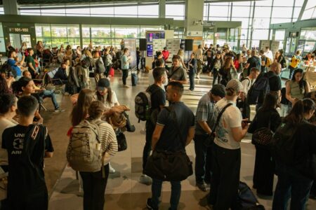 Патниците на првите летови за Барселона и за Лион од Скопје испратени со диџеј и сангрија/ФОТО