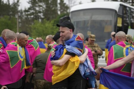 ЕМОТИВНИ СЦЕНИ: Русија и Украина започнаа голема размена на затвореници/ФОТО 