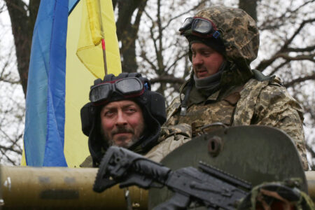 Русите освоија клучен пат во Донбас, загрозен е и големиот украински град