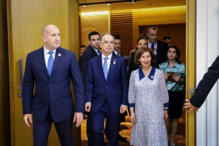 МАКЕДОНСКИОТ ПРЕМИЕР ЗА ПОРАКИТЕ КОИ ДОАЃААТ ОД БУГАРИЈА: Не гледај што Софија зборува, гледај што работи!