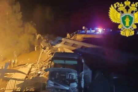 Два моста се урнаа во Русија за 24 часа: Еден падна врз воз полн со патници – најмалку седум лица се загинати, а 70 се повредени