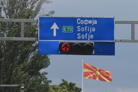 Кос се нуди за медијатор – Скопје сака дијалог, Софија диктира услови