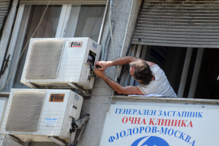 Жешкото време ќе ги „вжешти“ струјомерите и ќе ги „набилда“ сметките за струја