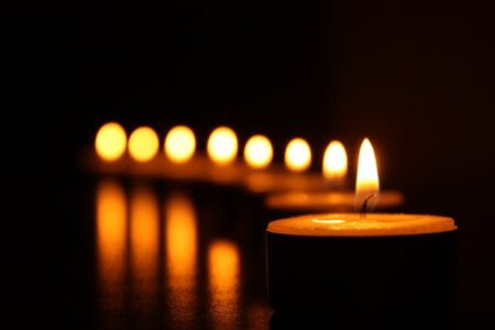 Денеска православните христијани ја одбележуваат Задушница, ден за молитва за душите на упокоените – утре се празнува Педесетница – Слегување на Светиот дух