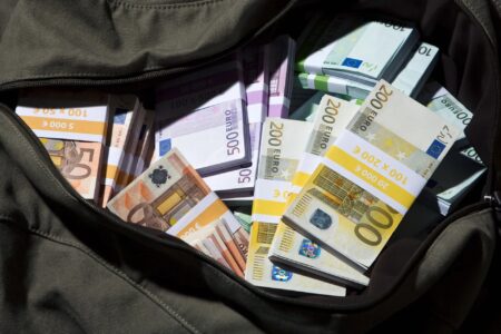 Крмзов и тајфата лапнале 90 милиони евра од купи-продај недвижнини
