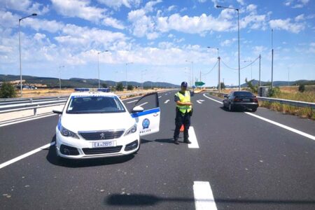 Строги сообраќајни правила во Грција, казна од 1.500 евра за пушење цигари во кола