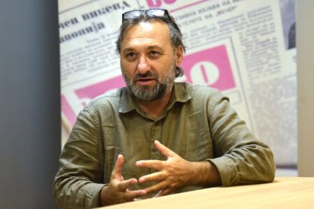 [Интервју] Јани Бојаџи: Фестивалот „Преку езерото“ е начин да почнеме да пливаме без граници во умот