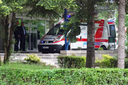Притвор за пациент кој нападнал лекари и полицајци