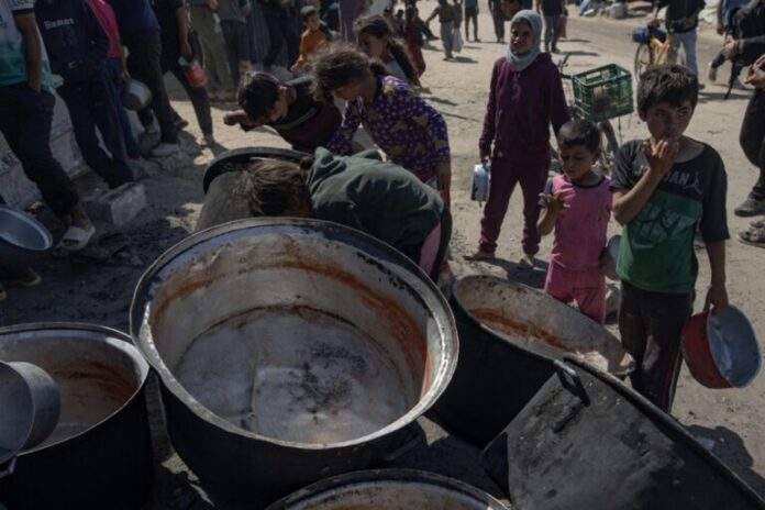 Palestinians gather to receive aid amid shortage of food