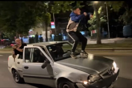 Качен на хауба игра за видео на „Тикток“, не запира дивеењето по улиците
