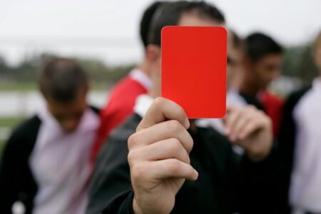 Уште еден црвен картон за црвените линии