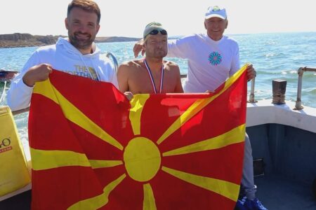 Евгениј Поп Ацев го преплива Ла Манш
