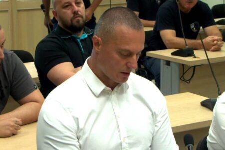 Докторот на Штекли утврдил шизофренија и наместо на суд, да оди на Клиника