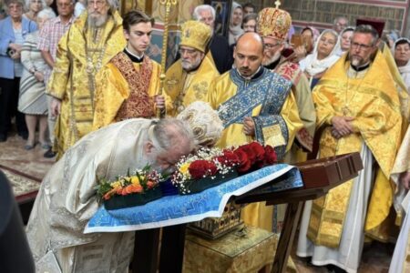 Архиепископот Стефан и митрополитотот Тихон на заедничка литургија пред најзначајната мироточива икона