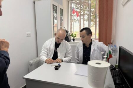 Скандал: Во државна амбуланта во Пустец ставени бугарски знамиња од страна на бугарски доктори