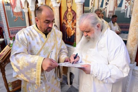 ПРАВОСЛАВНИТЕ ХРИСТИЈАНСКИ ВЕРНИЦИ ДОБИЈА НОВО СВЕТИЛИШТЕ: Со пеењето „На многаја лета“ се освети црквата „Света Злата Мегленска“ во Сарај