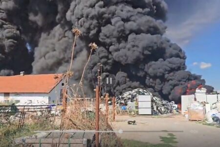 СКОПСКО ТРУЕЊЕ НА НАЈЈАКО: Гори фабриката за пластика „Нулта отпад“ во Трубарево/ФОТО
