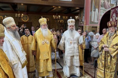 ОТСЛУЖЕНА ЗАЕДНИЧКА ЛИТУРГИЈА: Православната црква на Америка ја призна автокефалноста на МПЦ-ОА