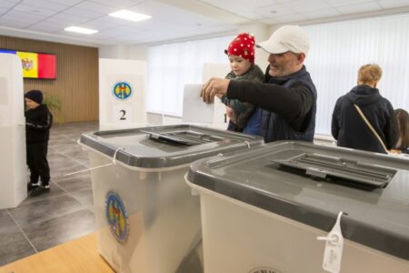 Политички превирања во Кишињев: Проевропската ПАС го задржува мнозинството, но опозицијата бара истрага за нерегуларности