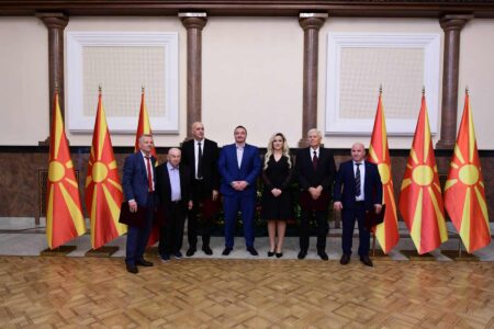 Јошко Миленковски е добитник на наградата за животно дело, член на комисијата самиот себеси си додели плакета!