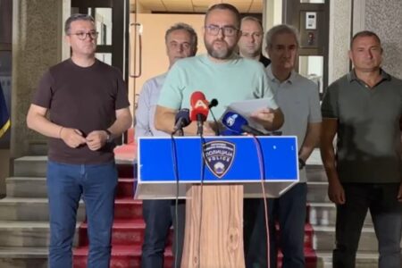 Тошковски: Жителите во близина на пожарот во Трубарево да ги напуштат своите домови