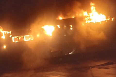 Огромен пожар во фабриката „Макпрогрес“ во Виница, го гаснат пожарникари од повеќе градови/ВИДЕО