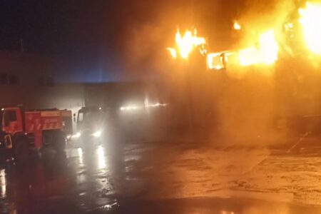 Пожарот во „Винчини“ е под контрола, повредени се неколку пожарникари откако чизмите им останале во стопениот шеќер