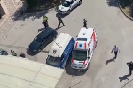 Вооружена пресметка меѓу две групи во дворот на болницата во Прилеп: Приведени 13 лица/ВИДЕО