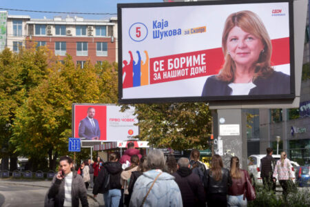 ИЗБОРНАТА ТРКА ВЛЕГУВА ВО ПОСЛЕДНИТЕ 72 ЧАСА: Фрчат ветувања за сè и сешто, па дури и за картички за попусти, парични повојници, стипендии…