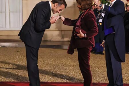 Макрон ѝ бакна рака на Сиљановска-Давкова