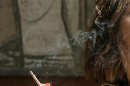 Фрапантни анализи за зависностите кај младите: Пушат 40 % од младите до 18 години – првата цигара ја палат на 13!