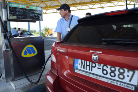 Како да ги задржиме туристите од Србија, Албанија, Грција… кои доаѓаат да полнат бензин или во казина