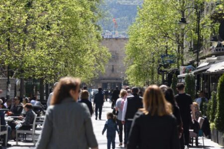 Во Македонија речиси половина од населението се смета за сиромашно