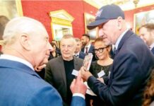 Влатко Стефановски му подари свој албум на кралот Чарлс Трети; Македонска делегација на прием во Лондон