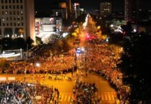 По испешачени 400 километри и 16 дена: Колони студенти пристигнаа вечерва во Нови Сад, пречекани со факели, знамиња и транспаренти