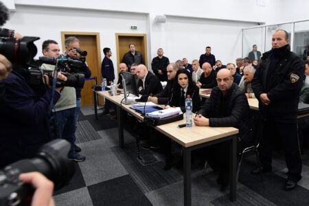 Одбраната се фати за бојата на сунѓерот, сведоците ги потсетија на цијанидот и кога се користел во историјата