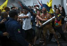 Домородците од Амазон влегоа на климатскиот самит во Бразил со порака: „Нашата земја не е на продажба!“