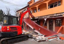 Урната нелегалната доградба на ресторанот „Мечка“ во Дебар Маало