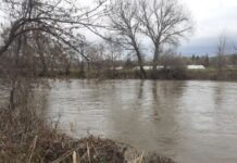 Да се избегнува движење близу речни корита, мостови и поплавени површини