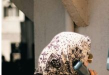 Италијанец три години ја глумел починатата мајка за да ѝ ја зема пензијата, го издале дебелиот врат и лажните брчки