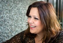 Пресреќна сум што сум тука, во Македонија, што можам пак да ве гушнам – Средба со поп-ѕвездата Биба Додева