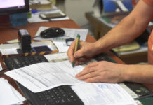 Скопскиот градоначалник повлече нога со отпуштањата на непотребните административци, државата чека на нови закони: ДОАЃА ЛИ КРАЈОТ НА „ЗЕМИ ПЛАТА, НЕ МОРАШ НИ ДА ОТВОРАШ ВРАТА“?