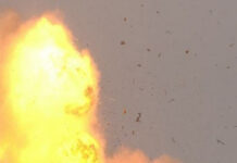 Индиски борбен авион се урна на аеромитинг во Дубаи, загина пилотот/ВИДЕО