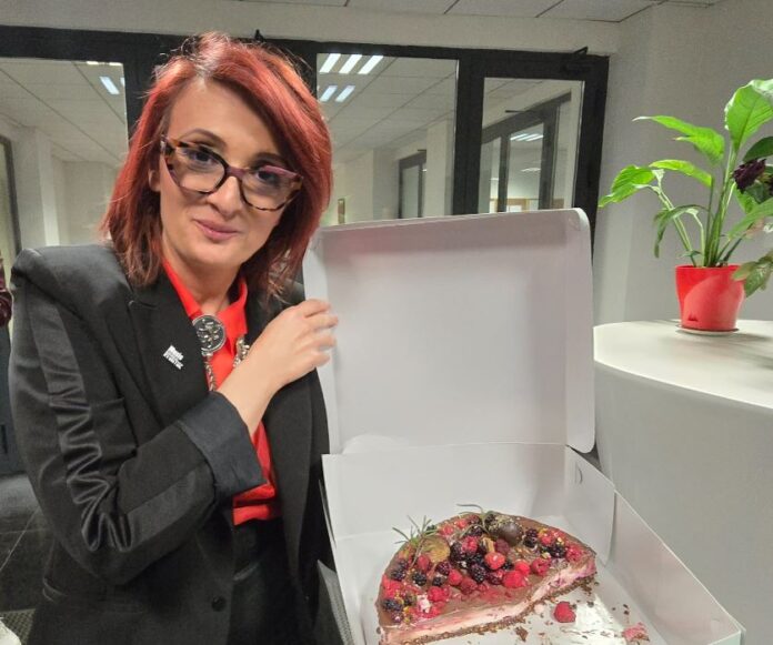 Foto 2 Frajla Nena so tortata